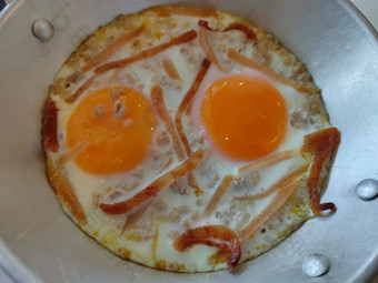 炸鸡蛋煎锅樱桃西红柿面包早餐钢背景