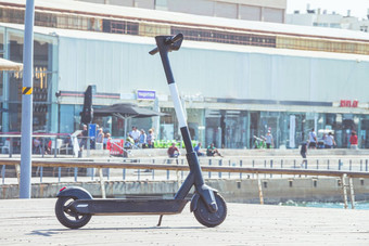黑色的电踏板车<strong>停车</strong>甲板<strong>电话</strong>特拉维夫港口商业区夏天阳光明媚的一天