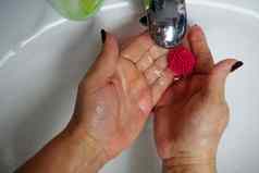 女人水槽洗手保护病毒手色彩斑斓的模式病毒
