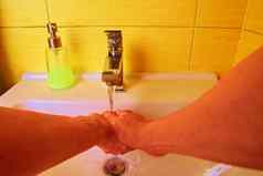 男人。洗手防止电晕病毒卫生停止传播冠状病毒