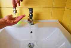 特写镜头高加索人男人。洗手肥皂水槽浴室预防传播冠状病毒科维德