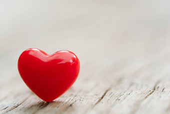 情人节一天概念红色的心板材木背景