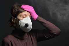 女人穿医疗保护病毒面具