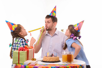 孩子们爸爸快乐打击吹口哨角生日聚会，派对