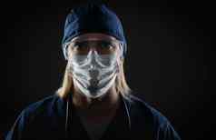 女医疗工人穿保护脸面具齿轮黑暗背景