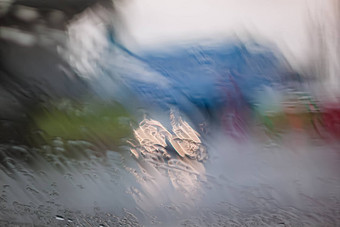 交通站冷湿一天拍摄挡风玻璃聚焦雨滴tailights焦点视图车玻璃窗口概念上的坏天气背景