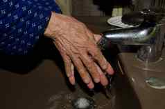 老女人洗手防止冠状病毒