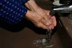 老女人洗手防止冠状病毒