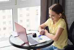 女孩快乐移动PC屏幕坐着表格公寓家庭作业