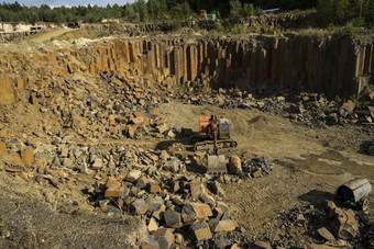 挖掘机玄武岩列岩石重行业石头挖掘生产石头玄武岩柱子