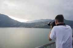 摄影师采取图片日落意大利阿尔卑斯山脉意大利美丽的日落欢呼高山峦年轻的摄影师采取图片