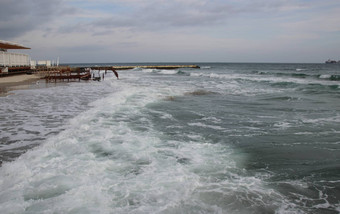 空海滩黑色的海多云的秋天天气景观狂风暴雨的海波打<strong>破空</strong>野生海滩多云的天空阴一天