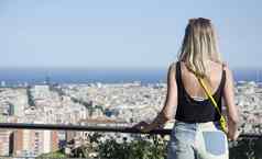 快乐女孩旅游巴塞罗那公园平息我背景回来视图年轻的女人享受巴塞罗那城市年轻的女孩旅游全景视图城市巴塞罗那西班牙