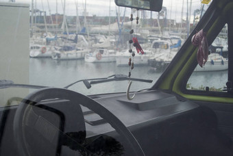 奢侈品游艇船瓦伦西亚港口地中海海白色游艇西班牙语港口瓦伦西亚开始<strong>春天</strong>多云的天空挡风玻璃小型公共<strong>汽车</strong>