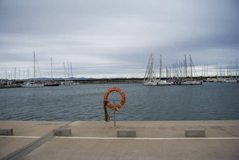 救生圈玛丽娜游艇红色的圆船码头uxures游艇船瓦伦西亚港口地中海海白色游艇西班牙语港口瓦伦西亚