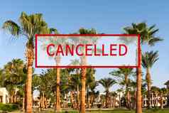 危机旅游行业由于爆发冠状病毒停止旅行红色的邮票文本取消了文本热带海滩棕榈树取消巡航由于科维德流感大流行