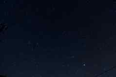 长曝光晚上照片明亮的星星很多星星