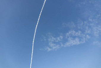 飞机燃料小道左飞机天空