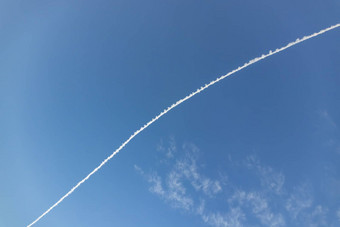 飞机燃料小道左飞机天空