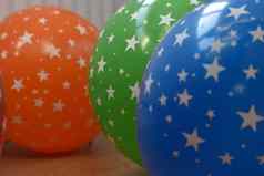 充满活力的色彩斑斓的庆祝活动气球