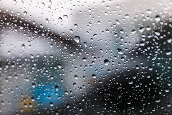 雨滴表面湿窗口玻璃放多雨的季节摘要背景自然模式雨滴孤立的模糊的城市户外多云的环境