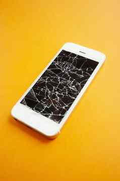 破碎的屏幕智能手机橙色背景