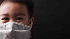 亚洲孩子穿保护脸面具恐惧