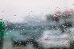 交通站冷湿一天拍摄挡风玻璃聚焦雨滴tailights焦点视图车玻璃窗口概念上的坏天气背景