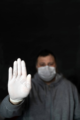 男人。医疗面具手套显示停止手黑暗背景冠状病毒感染保护概念科维德