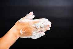女人洗手肥皂泡沫