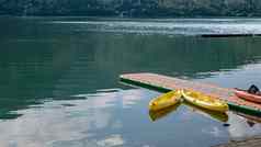 黄色的船鲤鱼湖风景优美的区域背景Hualien台湾