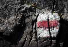 红色的旅游标志石灰石岩石