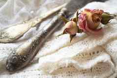 银叉刀白色古董餐巾干玫瑰