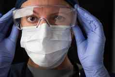 特写镜头女医生护士医疗脸面具保护齿轮
