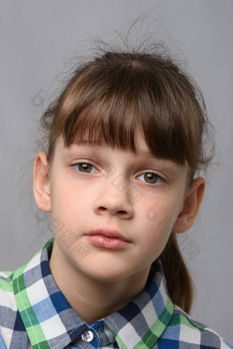 肖像富有同情心的十岁的女孩欧洲外观特写镜头