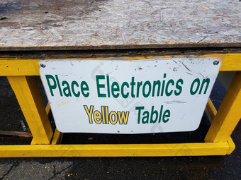 的地方<strong>电子产品</strong>黄色的表格<strong>标志</strong>木表格废品堆放场