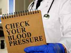 高血压力高血压概念男人。显示标志检查血压力