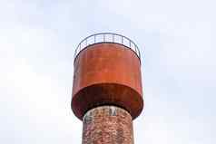 生锈的水塔天空水泵