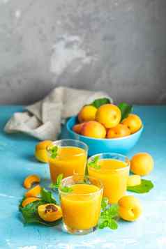玻璃新鲜的健康的杏汁阳光明媚的光蓝色的冲浪