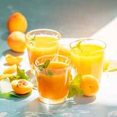 玻璃新鲜的健康的杏汁阳光明媚的光