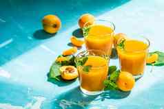 玻璃新鲜的健康的杏汁阳光明媚的光