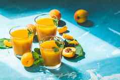 玻璃新鲜的健康的杏汁阳光明媚的光蓝色的冲浪