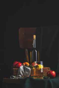 苹果苹果酒醋水果茶苹果片玻璃成熟的红色的苹果盒子黑暗古董乡村风格浅深度场