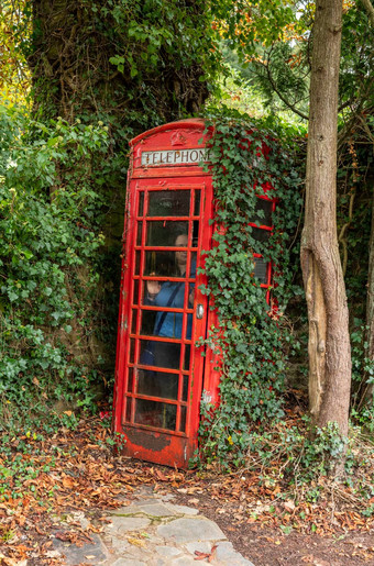 经典红色的phonebox英语农村女人被困