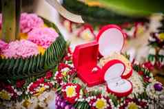 嫁妆黄金项链花托盘泰国传统的婚礼