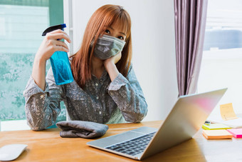 女人工作首页办公室清洁移动PC电脑卫生