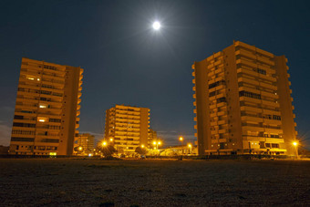 现代建筑晚上Alvor葡萄牙