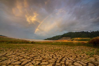 裂纹干土地mengkuang大坝槟城马来西亚干旱期彩虹背景