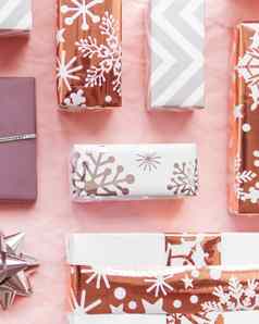 情人节一天礼物金装饰礼物盒子粉红色的皱巴巴的纸背景复制空间