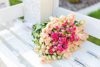花束玫瑰白色板凳上色彩斑斓的花传统的花作文婚礼仪式